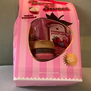 Bath & Body Works Strawberry Pound Cake 3 Piece Gift Set New